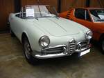 Alfa Romeo Giulietta Spider, gebaut von 1955 bis 1962. Die Alfa Romeo Baureihe 750 wurde bereits im Jahr 1954 vorgestellt. Auf Initiative des USA-Importeurs Maxi Hoffmann (Er war auch der Visionär zur Entwicklung des Mercedes Benz 190SL) wurde ein Jahr später der Spider auf den Markt gebracht. Der Vierzylinderreihenmotor hat einen Hubraum von 1290 cm³ und leistet 65 PS bzw. 90 PS in der Version Spider Veloce. Dieser Spider, im Farbton grigio escoli, wurde 1961 produziert und verbrachte seine  Autojugend  in New York. Classic Remise Düsseldorf am 12.07.2022.