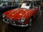 Alfa Romeo Giulietta Spider, gebaut von 1955 bis 1962. Die Alfa Romeo Baureihe 750 wurde bereits im Jahr 1954 vorgestellt. Auf Initiative des USA-Importeurs Maxi Hoffmann (Er war auch der Visionär zur Entwicklung des Mercedes Benz 190SL) wurde ein Jahr später der Spider auf den Markt gebracht. Der Vierzylinderreihenmotor hat einen Hubraum von 1290 cm³ und leistet 65 PS bzw. 90 PS in der Version Spider Veloce. Dieser Spider, im Farbton alfa rosso, wurde im Jahr 1962 produziert. Techno Classica Essen am 05.04.2024.