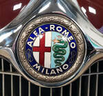 =Frontemblem des Alfa Romeo Pescara, gesehen im Museum  fahr(T)raum - Ferdinand Porsche  in Mattsee/Österreich, Juni 2022