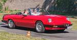 =Alfa Romeo Spider auf der Zufahrt zur Oldtimerausstellung bei Schloss Fasanerie, 06-2025
