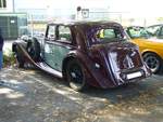 Alvis Speed 25 SB Limousine, gebaut in Englands Autometropole Coventry von 1936 bis 1940. Das Modell war als Saloon (Limousine, siehe Foto), als Cabriolet und offener Sporttourenwagen lieferbar. Als technische Besonderheiten dieses sind ein vollsynchronisiertes Getriebe, ein Bremskraftverstärker und Einzelradaufhängung zu nennen. Die Firma Alvis lieferte nur die Chassis aus, die dann bei den entsprechenden Coachworkern aufgebaut wurden. Die Limousinemodelle wurden bei Charlesworth, ebenfalls in Coventry aufgebaut. Der Sechszylinderreihenmotor hat einen Hubraum von 3571 cm³ und leistet 112 PS. Von den rund 100 gebauten Limousinen sollen noch ca. 30 Stück existent sein. 10. Dukes of Downtown am 01.09.2018 in Essen-Rüttenscheid.