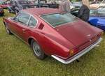 Heckansicht eines Aston Martin DBS aus dem Jahr 1969 im Farbton dubonnet red.