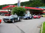 Aston Martin V8 Volante, Ferrari 412 und Ferrari 328 GTS vorm MZ-Werk in Zschopau, 17.08.07