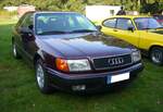 Audi 100 der Baureihe C4, wie er ab Dezember 1990 bei den Händlern stand. Mit einem Cw-Wert von 0,29 war die Limousine zum damaligen Zeitpunkt ganz vorne mit dabei. Die Baureihe wurde ab Oktober 1991 um das Kombimodell  Avant  ergänzt. Basismotorisierung war ein Vierzylinderreihenmotor mit einem Hubraum von 1984 cm³ und einer Leistung von 101 PS. Die meisten Kunden (wie beim Fahrzeug auf dem Foto) wählten allerdings das Modell 2.3E mit einem Fünfzylinderreihenmotor, der aus einem Hubraumvolumen von 2309 cm³ eine Leistung von 133 PS an die Vorderräder weiter gibt. Wie bei Audi üblich, war die Baureihe auch als allradangetriebenes Modell namens  Quattro  lieferbar. Oldtimertreffen auf dem Gelände des Bikertreffs Mutter Vogel in Marl am 28.09.2025.