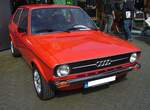 Audi 50LS im Farbton marsrot, produziert in den Jahren von 1974 bis 1978.