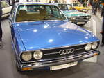 Audi 80GL Typ B1 im Farbton anconablaumetallic. Audi 80GL vom Typ 80 B1, gebaut in den Jahren von 1972 bis 1975. Der Vierzylinderreihenmotor leistet 85 PS aus einem Hubraum von 1588 cm³. Die Höchstgeschwindigkeit des Audi 80GL gaben die Ingolstädter damals mit 166 km/h an. Ab der GL-Version war die Audi 80 Modelle mit vorderen Doppelscheinwerfern ausgerüstet. Techno Classica Essen am 13.04.2023.