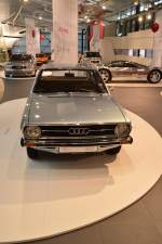 Im AUTO-Forum des AUDI-Werks in Neckarsulm steht dieses wunderbar erhaltene Modell eines Audi 80, er ist aus der ersten Bauserie und mit einem 1,3 Liter Hubraum und 55 PS starkem Motor ausgestattet