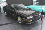 Audi Quattro Sport Coupe, wie es von 1987 bis 1991 produziert wurde. Um ein solch innovatives und sportliches Coupe zu fahren, musste man im Jahr 1987 mindestens DM 81520,00 auf die Theke des Audi-Händlers legen. Unter der Haube verrichtet ein Fünfzylinderreihenmotor seinen Dienst, der aus einem Hubraum von 2226 cm³ genau 200 PS leistet. Die Motorkraft wird mittels eines permanenten Allradantriebes an die Räder weiter gegeben. Die Höchstgeschwindigkeit gab man in Ingolstadt mit 222 km/h an. Essen Motor Show am 28.11.2025.
