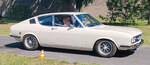 =Audi 100 Coupe auf der Zufahrt zur Oldtimerausstellung bei Schloss Fasanerie, 06-2025