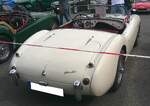 Heckansicht eines Austin Healey 100/4 BN 1 im Farbton old english white aus dem Jahr 1955.