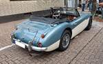 Heckansicht eines Austin Healey 3000 MK III in der Farbkombination iceblue over ivory aus dem Jahr 1964.