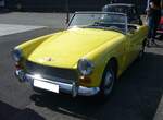 Austin Healey Sprite MK III im Farbton primerose, gebaut von 1964 bis 1966. Der MK III war die vorletzte Version des bereits im Jahr 1958 vorgestellten Sprite. Als fast identisches Schwestermodell trat der MG Midget auf. Der Vierzylinderreihenmotor leistet 56 PS aus einem Hubraum von 1098 cm³. British Car and Motorcycle Meeting am 20.07.2025 an Mo´s Bikertreff in Krefeld.
