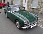Austin Healey Sprite MK IV, wie er von 1966 bis 1971 gebaut wurde. Der MK IV war die letzte Ausbaustufe des bereits 1958 vorgestellten Modelles  Sprite , damals noch mit den  Frog eyes . Als fast identisches Schwestermodell trat der MG Midget auf. Der Vierzylinderreihenmotor leistet 65 PS aus einem Hubraum von 1275 cm³. Der gezeigte Sprite MK IV wurde 1969 erstmalig zum britischen Straßenverkehr zugelassen. Classic car meeting in Brynmawr/South Wales am 27.07.2025.