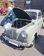 Austin A30 in der Karosserieform zweit�rige Limousine im Farbton french grey. Im Jahr 1951 brachte die Austin-Motor-Company den lang erwarteten Nachfolger des Kleinwagens Austin  Seven  auf den Markt. Das Modell war als zwei- und viert�rige Limousine, als Kombimodell namens  Countryman  und geschlossener Kastenwagen lieferbar. Serienm��ig wird der Kleinwagen von einem Vierzylinderreihenmotor mit einem Hubraum von 803 cm� und einer Leistung von 28 PS angetrieben. Oldtimertreffen am Landmuseum Lorch-Ransel am 02.08.2026. 