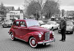 Austin - A40 Devon (1947-52), beim „Frühlingserwachen“ der Oldtimer-Interessengemeinschaft Grenzland, am 1.5.2017. Geilenkirchener Sportpark Loherhof. Hintergrund mit Gimp; Entsättigt & Weichgezeichnet