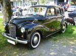 Austin A40 Devon Saloon. 1947 - 1952. Beim A40 handelt es sich um die erste Neukonstruktion der Firma Austin nach dem 2. Weltkrieg. Das erste A40 Modell nannte sich Dorset und war nur im Modelljahr 1947 erhltlich. Danach wurde der abgelichtete Devon produziert, der Ende 1952 vom A40 Somerset abgelst wurde. Als letztes Modell der A40 Reihe wurde von 1954 - 1957 der A40 Cambridge gebaut. Alle A40 Modelle waren mit einem 4-Zylinderreihenmotor mit 1.2l Hubraum motorisiert. Im abgelichteten Modell leistet dieser 40 PS. 6. Kettwiger Oldtimerfrhling am 01.05.2013.
