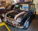 =Austin Mini, Baujahr 1996, 1275 ccm, 63 PS, gesehen im Automuseum Wolfegg im Dezember 2023