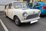 Austin Mini MK1 Countryman aus dem Jahr 1967. Dem im Jahr 1959 vorgestellten Mini wurde im Mai 1960 eine Lieferwagen-Version mit einem, um 7,5 cm verlängerten Radstand, zur Seite gestellt. Diese Version war so erfolgreich, dass einige Monate später ein verglaster, viersitziger Kombi mit den Namen Countryman bei Austin und Traveller bei Morris auf den Markt kam. Nach ca. 207.000 Fahrzeugen wurde er 1969 durch den neuen Mini Clubman Estate ersetzt. Der gezeigte  Countryman MK1  hat einen quer eingebauten Vierzylinderreihenmotor mit einem Hubraum von 848 cm³ und leistet 34 PS. Classic car meeting in Brynmawr/South Wales am 27.07.2025.