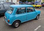 Profilansicht eines Austin Mini aus dem Jahr 1963 im Farbton powder blue.
