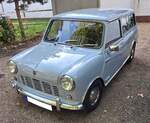 Austin Mini MK2 Countryman aus dem Jahr 1971. Der abgelichtete 'Countryman' verbrachte seine Auto-Jugend in Portugal und wurde daher vermutlich auch bei IMA in Portugal montiert. Der quer eingebaute Vierzylinderreihenmotor hat einen Hubraum von 998 c ...