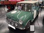 Austin Mini Cooper MK1 aus dem Jahr 1966. Dieser Mini Cooper im Farbton almond green wurde im Juni 1966 erstmalig zum britischen Stra�enverkehr zugelassen. Optisch wurde das Auto dem legend�ren Rallye-Mini angepasst. Der quer eingebaut Vierzylinderre ...