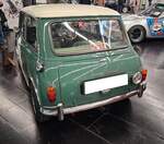 Heckansicht eines Austin Mini Cooper MK1 im Farbton almond green aus dem Jahr 1966.