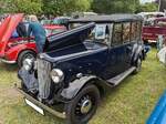 Austin  Big Seven  in der Karosserieversion  New Pearl . Im Jahr 1937 brachte die Austin Motor Company, als Erweiterung der Produktpalette, den  Big Seven  auf den Markt. Der  Big Seven  war rund 12 cm länger als der normale Austin Seven und war als zwei- und viertürige Limousine, sowie als Cabriolet namens  New Pearl  lieferbar. Der Vierzylinderreihenmotor hat einen Hubraum von genau 900 cm³ und leistet rund 25 PS. Steam and vintage show am 27.05.2024 in Abergavenny/South Wales.