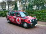 Londoner Taxi mit Vodavone Werbung am 4.3.14 in London.