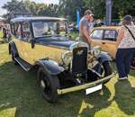 Austin Twelve-Six. Von 1931 bis zur Produktionseinstellung im Jahr 1937 verließen 30.316 Austin Twelve-Six in sieben Karosserieversionen das Werk. Das gezeigte Fahrzeug in der Karosserievariante Factory Saloon wurde 1934 erstmalig zugelassen. Der Sechszylinderreihenmotor hat einen Hubraum von 1496 cm³ und leistet rund 24 PS. Classic car meeting in Melton Mowbray/GB am 10.08.2025.