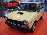 Autobianchi/Lancia A112 Abarth 70HP. Autobianchi war eine Tochtermarke des Fiat-Konzerns. Anfang Oktober 1969 erschien der Autobianchi A112 auf dem europäischen Markt. In Deutschland rollten erste Exemplare ab Februar 1970 zu den Händlern. Der A112 nahm den Fiat 127 technisch und konzeptionell vorweg und wurde zum erfolgreichsten Modell der Marke. Insgesamt stand er für volle 17 Jahre und sieben Bauserien in den Preislisten. Ab Ende 1977, mit der Serie IV, hießen die Fahrzeuge außerhalb Italiens Lancia A112. Serienmäßig hatte der  Kraftzwerg  A112 Abarth einen Vierzylinderreihenmotor mit einem Hubraum von 1049 cm³ und einer Leistung von 70 PS. Dieser cremefarbene 70HP verbrachte seine  Autojugend  in der kalabrischen Provinz Catanzaro. Essen Motor Show am 06.12.2022.