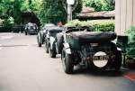 Mehrere Bentleys stehen vor einem Hotel in Brescia, bereit für ihren Einsatz bei der Mille Miglia 2001 (Aufnahmedatum 17.05.)