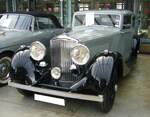 Bentley 4,25 Litre Saloon by Park Ward. Das zweite Modell mit dem geflügelten B, dem Markenzeichen von Bentley, das nach der Übernahme durch Rolls-Royce erschien, war im Jahr 1936 der Bentley 4,25 Litre, dessen Sechszylinderreihenmotor auch im Rolls Royce 25/30 HP verbaut wurde. Dieser Motor hat einen Hubraum von 4257 cm³ und ca. 125 PS leistet. Das Chassis des gezeigten Autos wurde Ende 1936 an Park Ward coachworks geliefert und mit einem Saloon-Aufbau versehen. Im Juli 1937 wurde das Auto an seine erste Besitzerin ausgeliefert. Classic Remise Düsseldorf am 19.04.2023.