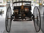 Der Benz Patent Motorwagen aus dem Jahr 1886 ist Teil der Ausstellung im Verkehrszentrum des Deutschen Museums München. (August 2020)