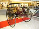 Heckansicht eines Benz Patentmotorwagen (Replika des ersten Benz Motorwagens von 1886).