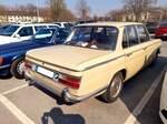 Heckansicht eines BMW 2000 der so genannten  Neuen Klasse  aus dem Modelljahr 1971. Besucherparkplatz der Techno Classica Essen am 26.03.2022.
