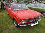 BMW 2000 Touring, gebaut von 1971 bis 1974. Die berühmte BMW-02 Reihe wurde bereits 1966 vorgestellt und ständig erweitert. Im Februar 1971 wurde die Baureihe um die Touring Modelle ergänzt. Der hier abgelichtete 2000 Touring dürfte im Farbton verona rot lackiert. Bei seinem Erscheinen stand dieses Modell in Deutschland mit einem Basispreis von DM 11.545,00 in der Preisliste der BMW AG. Der Vierzylinderreihenmotor leistet 100 PS aus einem Hubraum von 1990 cm³. Der gezeigte, rechts gelenkte,  Touring  wurde erstamlig im September 1973 zum britischen Straßenverkehr zugelassen. Hog's Head Classic car meeting am 06.07.2024 in Llantillio Crosseny/South-Wales.