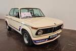 BMW 2002 Turbo im Farbton chamonixweiß, gebaut in den Jahren 1973 und 1974. Der 2002  turbo  wurde auf der Frankfurter Automobil Ausstellung des Jahres 1973 vorgestellt. Der mittels Einspritzmotor und Abgasturbolader aufgerüstete Wagen, leistet 170 PS aus einem Hubraum von 1990 cm³ und beschleunigt das  Auto auf eine Spitzengeschwindigkeit von 211 km/h. Um einen, der nur 1670 produzierten 2002 Turbo zu bekommen, musste man im letzten Produktionsjahr mindestens DM 20.780,00 investieren. Das Modell war nur in den Farben polarismetallic und chamonixweiß (Foto) zu bekommen. Der gezeigte  Turbo  wurde 1974 ins sonnige Süditalien ausgeliefert. Retro Classics in Essen am 09.04.2026. 