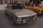 BMW 2002 Baur Targa aus dem Jahr 1974 im Farbton polarissilbermetallic. Im Jahr 1971 löste das Targa-Modell der Baureihe 02 das Vollcabriolet ab. Es wurde ebenfalls bei Baur in Stuttgart montiert. Insgesamt wurden bis 1975 2272 Targa´s der Baureihe 02 montiert. Davon entfielen 763 Stück auf den 2002. Angetrieben wird dieser BMW von einem Vierzylinderreihenmotor, der aus einem Hubraum von 1990 cm³ 120 PS leistet. Bei den Modellen ab Februar 1971 wurde dann eine Kugelfischer-Einspritzanlage verbaut und die Motorleistung erhöhte sich auf 130 PS. Retro Classics in Essen am 09.04.2026.
