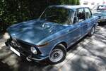 BMW 2002, gebaut von 1968 bis 1975. Hier wurde ein Modell im Farbton fjordblau abgelichtet, wie es ab September 1973 produziert wurde. Dieses ist am schwarzen Kunststoffk�hlergrill und den Kopfst�tzen an den Vordersitzen erkennbar. Der Vierzylinderreihenmotor hat einen Hubraum von 1990 cm� und leiste 100 PS. Oldtimer Fr�hling des AMC Kettwig am 01.05.2026 in Essen Kettwig.