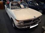 BMW 2002 Vollcabriolet im Farbton chamonixwei�. Die so genannte 02-Baureihe wurde auf dem Genfer Salon des Jahres 1966 vorgestellt. Bereits auf der Frankfurter IAA 1967 stand dann das Cabriolet. Zun�chst nur in der 1600´er Version. Montiert wurde das Auto im Karosseriewerk Baur/Stuttgart. Es gefiel auf Anhieb wegen seiner tollen Optik. Ab April 1971 schob man dann das 2002 Cabriolet nach. Dieses wurde allerdings nur bis August 1971 in 256 Exemplaren gefertigt. Danach wurde das Vollcabriolet durch das Baur Cabriolet mit �berrollb�gel abgel�st. Der Verkaufspreis f�r ein solches Auto betrug damals mindestens DM 14.985,00. Der Vierzylinderreihenmotor hat einen Hubraum von 1990 cm� und leistet 100 PS. Die H�chstgeschwindigkeit wurde mit 173 km/h angegeben. Der gezeigte BMW wurde im Juli 1971 erstmalig zugelassen. Techno Classica Salon in Dortmund am 25.09.2026.