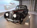 BMW 327/328 Coupe, produziert von 1938 bis 1941. Bei diesem Sportzweisitzer handelt es sich um einen BMW 327 (Vorstellung bereits 1937), der mit dem Sechszylinderreihenmotor des BMW 328 ausgeüstet war. Dieser Motor hatte einen Hubraum von 1.971 cm³ und leistete 80 PS. Der Preis eines solchen Coupe´s belief sich auf 8.100,00 Reichsmark. BMW Museum in München am 06.07.2021.