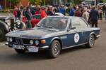 BMW 3,0 CSI, BJ 1974, 6 Zyl., 3 Ltr, 200 PS, fährt an vielen Zuschauern auf den Sammelparkplatz ein.