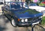 BMW E3 2500 im Farbton baikalblaumetallic.