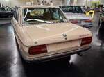 Heckansicht eines BMW E3 2500 im Farbton nevadabeige aus dem Jahr 1971.