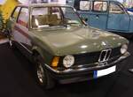 BMW E21 315 im Farbton zederngrün, gebaut in den Jahren von 1981 bis 1983. Die Modellreihe E21 gelangte ab Juli 1975 zu den Vertragshändlern. Das hier gezeigte Modell 315 war das Sparmodell der E21-Baureihe und wurde noch bis Ende 1983 gebaut, obwohl die E21 Baureihe mit den anderen Motorisierungen bereits im November 1982 zu Gunsten des neuen E30 eingestellt wurde. Der Vierzylinderreihenmotor hat einen Hubraum von 1563 cm³ und leistet 75 PS. Essen Motorshow am 06.12.2023.