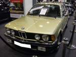 Früher BMW E21 318 im Farbton resedagrün. Die Baureihe E21 löste im Juli 1975 den in die Jahre gekommen BMW 02 ab. Anfänglich waren die Modelle 316, 318, 320 und 320i lieferbar. Äußerlich waren die  kleinen  Modelle 316 und 318 an einzelnen, vorderen, Scheinwerfern zu erkennen. Diese sind bei diesem Wagen allerdings gegen die Doppelscheinwerfer der  größeren  Brüder ausgetauscht worden. Des weiteren wurde ein Kamei-Frontspoiler und Nebelscheinwerfer nachgerüstet. Die früher E21-Modelle kann man ebenfalls an den verchromten Außenspiegeln erkennen. Der Vierzylinderreihenmotor hat einen Hubraum von 1754 cm³ und leistet serienmäßig 98 PS. Bei seiner Markteinführung stand ein solcher 318 mit mindestens DM 14.850,00 in der Preisliste. Essen Motorshow am 06.12.2023.