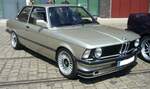 BMW E21 315, gebaut in den Jahren von 1981 bis 1983. Die Modellreihe E21 gelangte ab Juli 1975 zu den Vertragshändlern. Das hier gezeigte Modell 315 war das Sparmodell der E21-Baureihe und wurde noch bis Ende 1983 gebaut, obwohl die E21 Baureihe mit den anderen Motorisierungen bereits im November 1982 zu Gunsten des neuen E30 eingestellt wurde. Der Vierzylinderreihenmotor hat einen Hubraum von 1563 cm³ und leistet 75 PS. Oldtimer-Revival auf dem Gelände der Kokerei Zollverein in Essen am 28.07.2024.