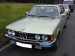 BMW E21 320. Gebaut wurde das Modell in den Jahren von 1975 bis 1982. Bis zu den Werksferien 1977 wurde der 320´er von einem Vierzylinderreihenmotor angetrieben. Dieser leistete 109 PS aus einem Hubraum von 1977 cm³. Danach wurde ein Sechszylinderreihenmotor mit einem Hubraum von 1990 cm³ und einer Leistung von 122 PS verbaut. Dieser, im Farbton resedagrün lackierte E21 wurde 1979 erstmalig zum Straßenverkehr zugelassen. Oldtimertreffen Zollverein-Revival am 15.06.2025 in Essen.
