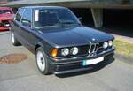 BMW E21 323i im Farbton ascotgrau. Die Baureihe E21, auch 3´er Reihe genannt, war das Nachfolgemodell des erfolgreichen BMW-02 und wurde im Juli 1975 als 316, 318, 320 und 320i vorgestellt. Wie bei den Münchenern üblich, gab es eine breite Palette an Motorisierungen. Ab Februar 1978 stand als Spitzenmodell für diese Baureihe der 323i im Verkaufsprospekt. Der Sechszylinderreihenmotor leistet 143 PS aus einem Hubraum von 2315 cm³. Oldtimer-Revival auf dem Gelände der Kokerei Zollverein in Essen am 10.08.2025.