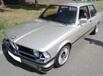 BMW E21 315, gebaut in den Jahren von 1981 bis 1983. Die Modellreihe E21 gelangte ab Juli 1975 zu den Vertragshändlern. Das hier gezeigte Modell 315 war das Sparmodell der E21-Baureihe und wurde noch bis Ende 1983 gebaut, obwohl die E21 Baureihe mit den anderen Motorisierungen bereits im November 1982 zu Gunsten des neuen E30 eingestellt wurde. Der Vierzylinderreihenmotor hat einen Hubraum von 1563 cm³ und leistet 75 PS. Oldtimer-Revival auf dem Gelände der Kokerei Zollverein in Essen am 10.08.2025.